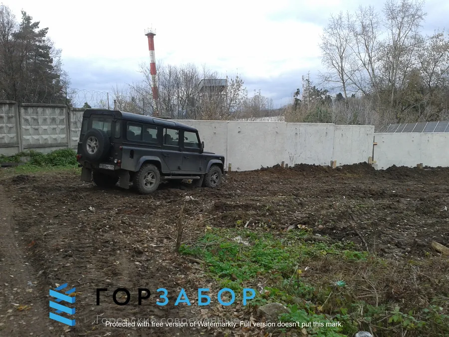 Ограждение из бетонных плит с установкой