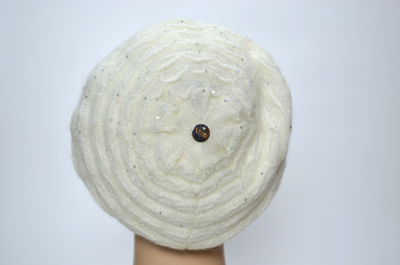 Зимний берет в полоску белый