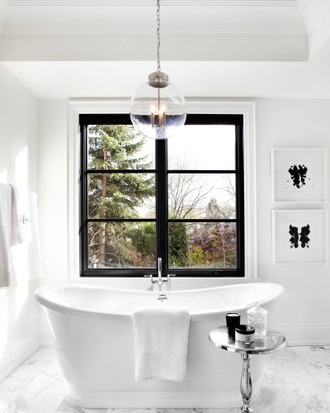 Подвесной светильник в форме шара из прозрачного стекла на хромированном подвесе, внутри три подсвечника никель.