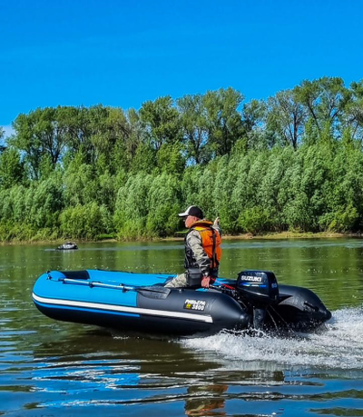 Ривьера Компакт 3800 НДНД синяя волна/черный комби на воде с мотором SUZUKI 9.9