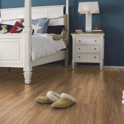 Виниловый пол Wineo 800 Wood Honey Warm Maple DB00081 в интерьере комнаты