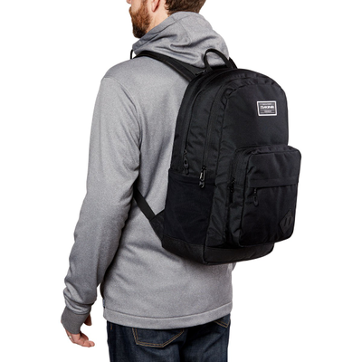 Dakine 365 Pack DLX 27L на человеке