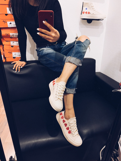 С чем носить Кеды Converse Play Comme des Garçons белые низкие девушкам
