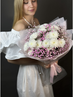 Воздушный букет  из белой хризантемы и гипсофилы