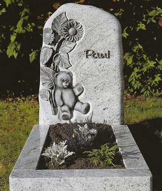 Памятник Скала с мишкой и цветком