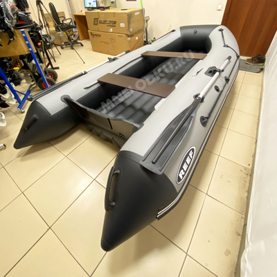 Моторная лодка REEF 325 НДНД сбоку сзади