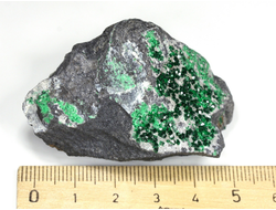 Уваровит кристаллы на породе, Урал (54*35*30 мм, 81 г) №25868