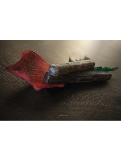 Готическая брошь с лепестками розы "Воспоминание о былых временах"