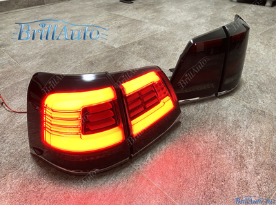 Cтопы Toyota Land Cruiser 200 07-15 LED темные БЕГАЮЩИЕ