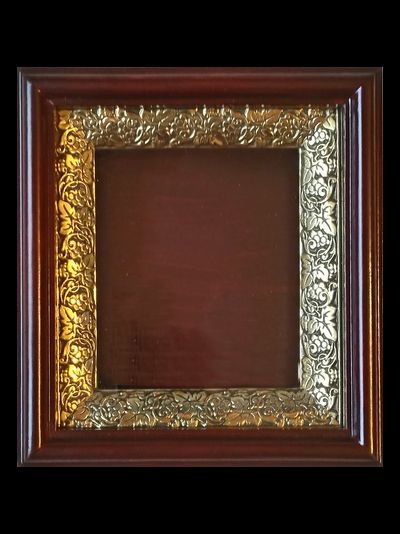 Киот деревянный с басменной рамой для иконы формата 9х10,5см.