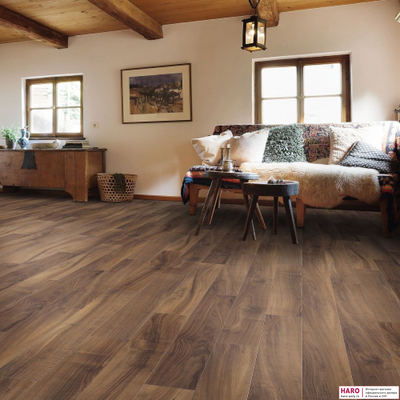 Декор ламината Haro Tritty 100 Loft 4V Итальянский Орех 535372 в интерьере комнаты