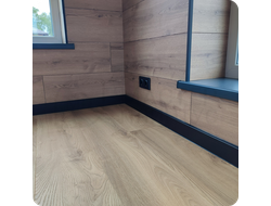 Плинтус ХДФ Dollken Cubu Flex Life 60мм Х 2,5 м 0110/1144 Чёрный в интерьере 5