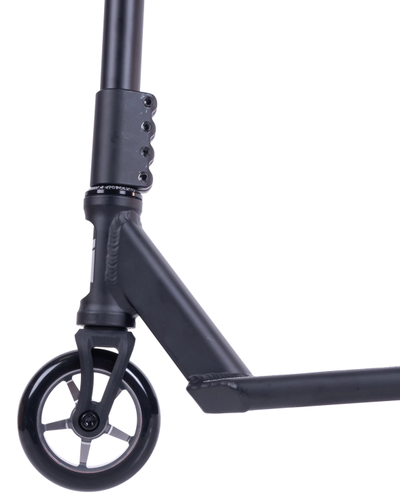 Трюковой самокат Tech Team Provokator 47 с черным дизайном.