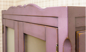 Полка навесная двухстворчатая со стеклом.