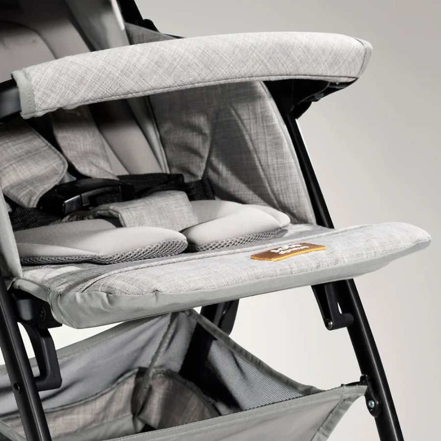 Бампер-поручень  обеспечит безопасность малыша и не даст ему выпасть из коляски.