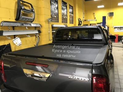Жалюзи Roll-n-lock на Тойота Хайлюкс Рево на пикапе серого цвета 1G3 от AvengerUral.ru вид сзади