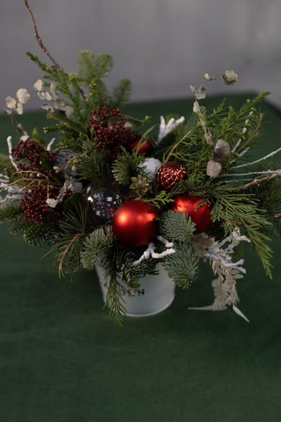 Новогодняя композиция в метталическом кашпо.