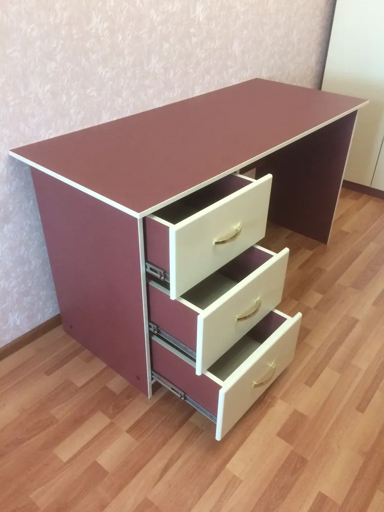 013 Стол с тремя ящиками