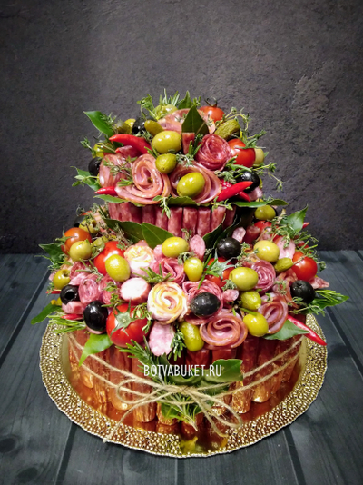 Торт из колбас и закусок