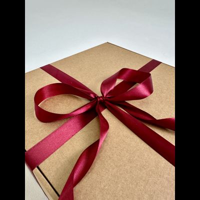 Большая подарочная коробка GILEV 37x37x14 см с бордовой лентой и наполнителем крафт