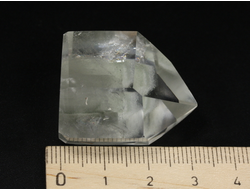 Кварц горный хрусталь с фантомами и хлоритом, кристалл полированный, Бразилия (33*28*20 мм, 26 г) №36848