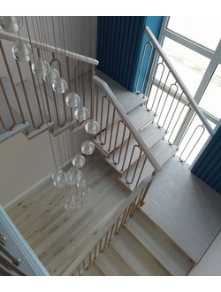 л4/2. лестница на металлическом центральном косоуре. ступени, поручень массив бука