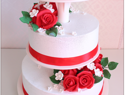 Торт свадебный с красными розами