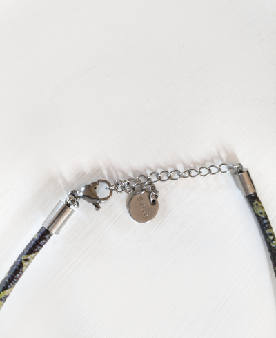 (АРТИКУЛ: 9663/53) КОЛЬЕ ЖЕНСКОЕ , ТЕМНО-КОРИЧНЕВЫЙ ШНУРОК, МЕТАЛЛИЧЕСКИЕ ПОДВЕСКИ