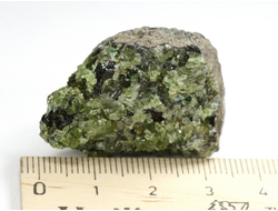 Хризолит (Перидот, Оливин), кристаллы на породе, США (34*25*21 мм, 27 г) №38087