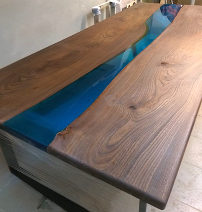 стол из слэбов карагача в темной тонировке с синей рекой