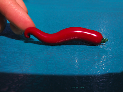 Ярко-красный кулон "Перчик Малибу"