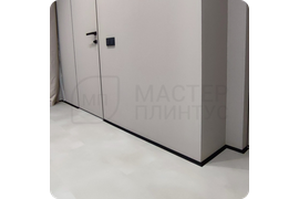 Профессиональная установка: процесс монтажа черного плинтуса Dollken WLK 20 с клеевой основой для безупречного результата.