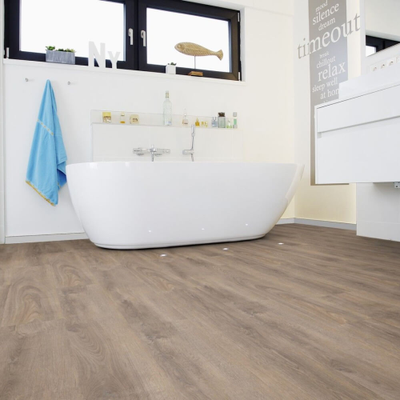 Виниловый пол Wineo 600 Wood CozyPlace DB186W6 в интерьере ванной