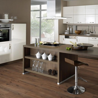 Биополы PURLINE Wineo 1500 wood XL Village Oak Brown PL088C в интерьере кухни