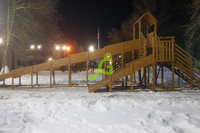 Зимняя деревянная горка "Snow Fox 12 м" с двумя скатами (две лестницы)