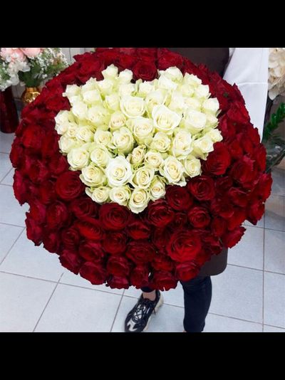 101 роза с сердцем посередине