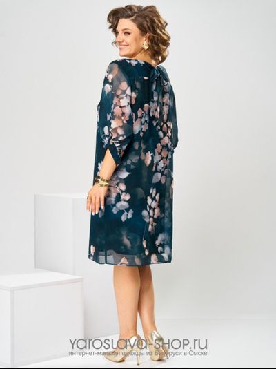 Женское платье прямого силуэта в синем цвете с цветочным принтом