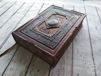 Кожаный ежедневник в стиле старинной книги с тиснением и гравировкой логотипа