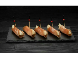 Канапе хамон с грушей 10 шт 350гр 1600₽  Сочные дольки груши обернуты тончайшими слайсами сыровяленого хамона.