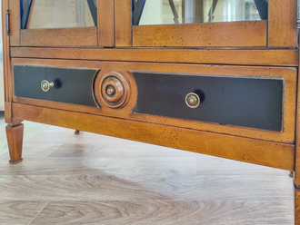 Витрина-бар с подсветкой.