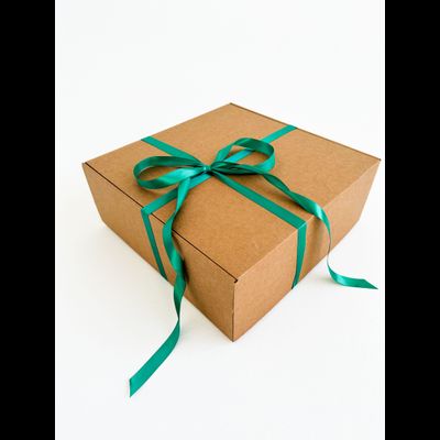 Большая подарочная коробка GILEV 37х37х14см с зеленой лентой и наполнителем крафт