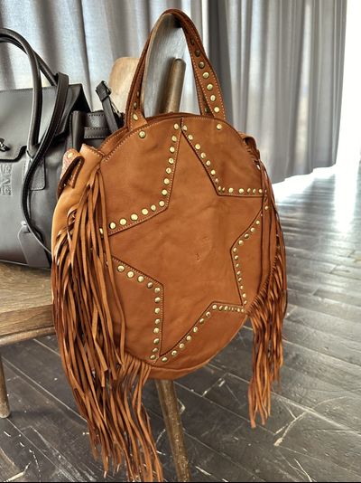 Женская сумка из натуральной вареной кожи с бахромой и заклепками Vera Pelle M&amp;Marie 026870 CAMEL