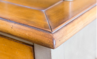 Туалетный столик с верхней надстройкой, с боковыми ящиками.