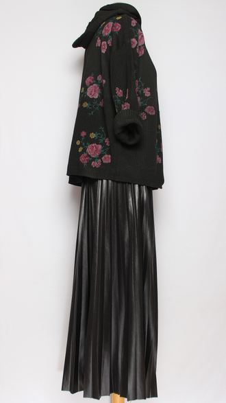 Джемпер  "ЦВЕТНОЙ КАПЮШОН крупные ЦВЕТЫ" роза черный до р.54м