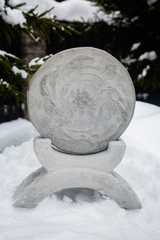 Скульптура пара карпов кои