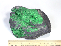 Уваровит кристаллы на породе, Урал (112*68*65 мм, 873 г) №17358