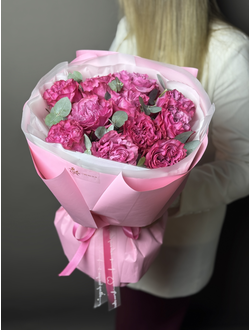 Букет из 11 пионовидных роз с эвкалиптом