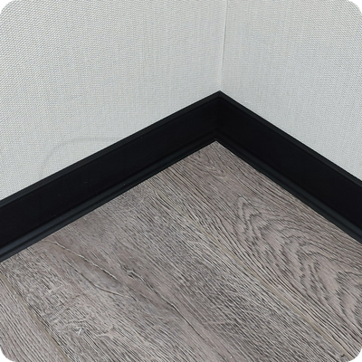 Плинтус ХДФ Dollken S60 Flex Life TOP 60мм Х 2,575 м - 1144 Черный в интерьере 5