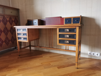Письменный стол с наставной частью и синими ящиками