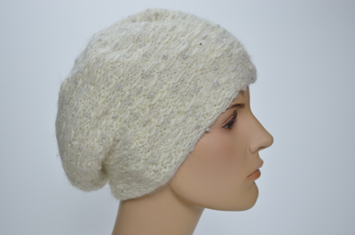 Вязаный берет из альпака и мохера белого цвета